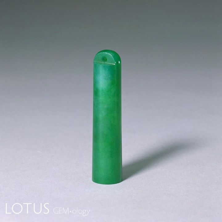 Hình 6. Khóa cài hình ống lông vũ Fei cui tại Bảo tàng Cung điện Bắc Kinh; chiều cao 7,4 cm, đường kính 1,5 cm. Ảnh: Bảo tàng Cung điện Bắc Kinh.