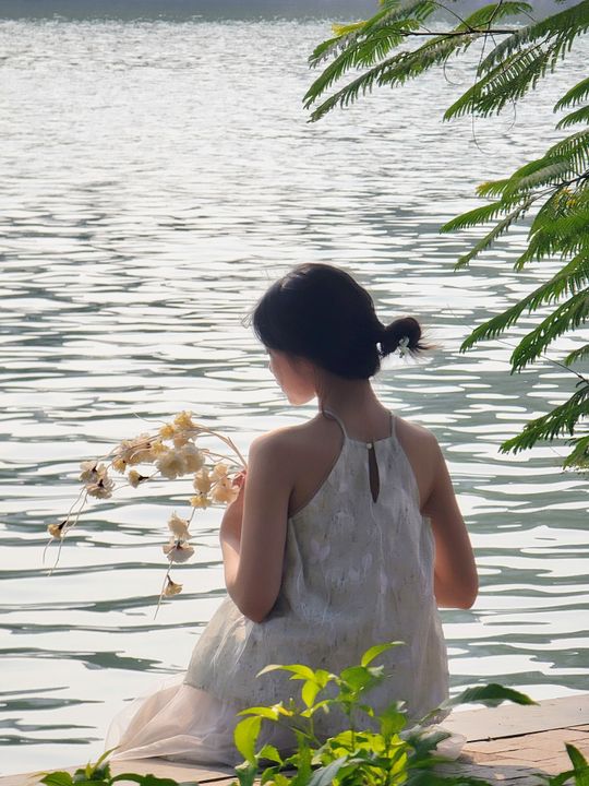 Đóa hoa nhỏ ven hồ 