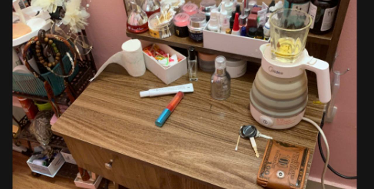 Một góc trang điểm tại phòng trọ của Mai Anh.