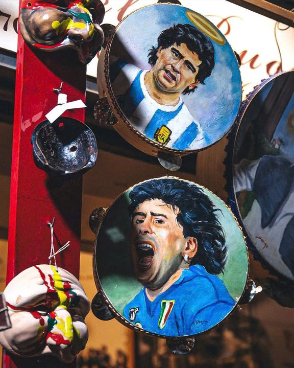 <i>Người dân Napoli thể hiện tình yêu với Diego.</i>