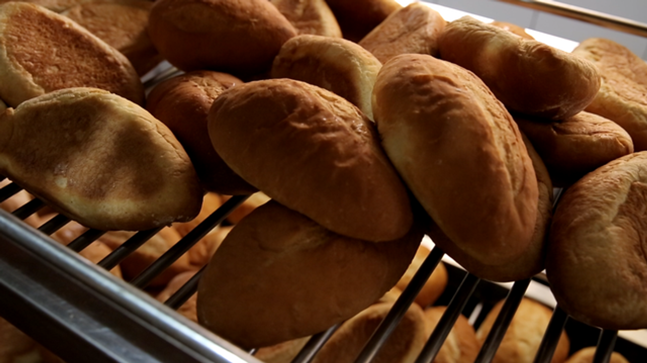 <i>Những chiếc bánh mì đủ năng lượng cho bữa xế. Ảnh: VTV.</i>