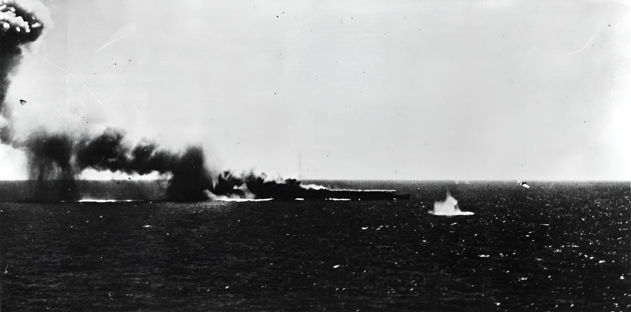 Khoảnh khắc huy hoàng nhất của Devastator và ngư lôi Mark 13 diễn ra vào ngày 7 tháng 5 năm 1942, khi hai phi đội tấn công tàu sân bay hạng nhẹ Nhật Shōhō. Trong ảnh, một chiếc TBD của VT-2 từ USS Lexington (CV-2) có thể thấy đang thả ngư lôi (chú ý cột nước bắn lên) rồi ngoặt sang hướng khác. Trong điều kiện lý tưởng và với một biến thể Mark 13 ít trục trặc hơn, một số lượng lớn cú đánh trúng đã được ghi nhận. (Naval History and Heritage Command)