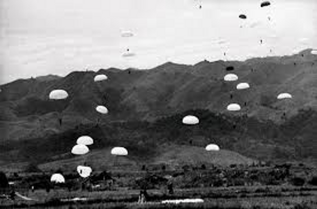 Quân Pháp nhảy dù xuống chiếng Điện Biên Phủ hạ tuần tháng 11 năm 1953. 