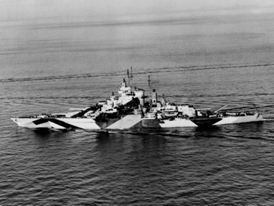 Bức ảnh này chụp tàu California đang hoạt động tại Puget Sound vào tháng 1 năm 1944. Việc tái cấu trúc giống hệt với tàu Tennessee và đã trang bị cho tàu các hệ thống kiểm soát hỏa lực và phòng không hiện đại nhất. Tàu được sơn theo kiểu ngụy trang Measure 32, đây là kiểu ngụy trang được ưa chuộng cho cả ba thiết giáp hạm được tái cấu trúc và đưa vào hoạt động năm 1944.