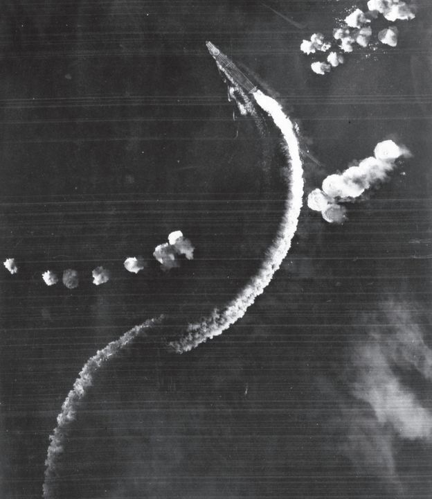 Tây bắc Midway vào ngày 4 tháng 6 năm 1942, vào khoảng 08 giờ. Hiryū đang thực hiện một loạt vòng ngoặt gắt ở tốc độ cao để né tránh bom do một tốp B-17 ném xuống. Các cột nước bắn lên có thể thấy rõ ở cả hai bên luồng sóng sau tàu sân bay, nhưng con tàu không bị trúng bất kỳ quả bom nào trong cuộc tấn công này. (Lưu trữ Quốc gia Hoa Kỳ, USAF-3725)