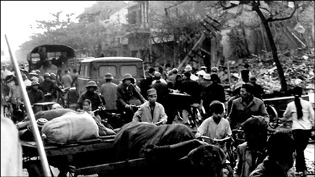 Trong một ngày, 20 vạn dân Hà Nội đi sơ tán (1975). Nguồn dẫn: Danviet.vn.
