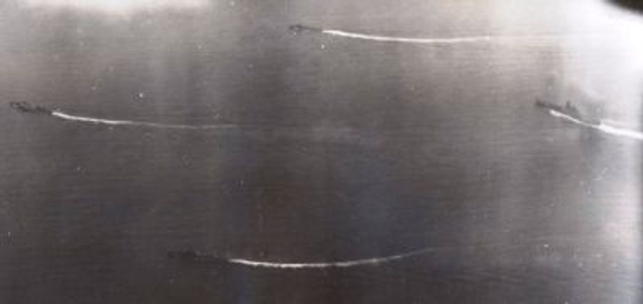 Tàu Yamato đang di chuyển theo đội hình với bốn tàu khu trục, được chụp bởi một máy bay xuất phát từ tàu sân bay Bennington. Bức ảnh này được chụp ngay trước đợt tấn công đầu tiên vào khoảng 12:30 giờ. (Naval History and Heritage Command, Photo Archives, Naval Subject Collection)