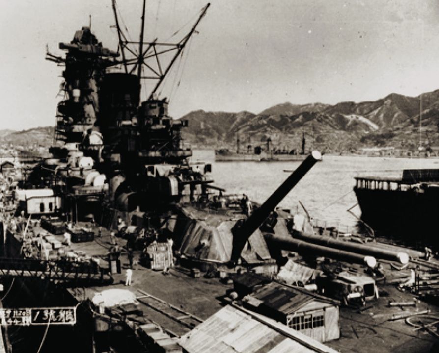 Các khẩu pháo 18,1 inch được trang bị trên lớp Yamato là loại pháo lớn nhất từng được lắp đặt trên một tàu chiến. Trong ảnh, Yamato đang trong giai đoạn hoàn thiện cuối cùng tại Căn cứ Hải quân Kure, ngày 20 tháng 9 năm 1941. Tàu sân bay bên phải là Hosho, và tàu tiếp tế Mamiya xuất hiện ở hậu cảnh. Lưu ý tháp pháo số 3 cỡ 18,1 inch của Yamato, với khối lượng lên tới 2.560 tấn. Tháp pháo 20,1 inch theo thiết kế A-150 được tính toán sẽ còn nặng hơn nữa – lên đến con số đáng kinh ngạc 2.780 tấn. Phần lớn trọng lượng này đến từ giáp trước dày 31,5 inch và giáp nóc dày 11,6 inch. (Naval History and Heritage Command)