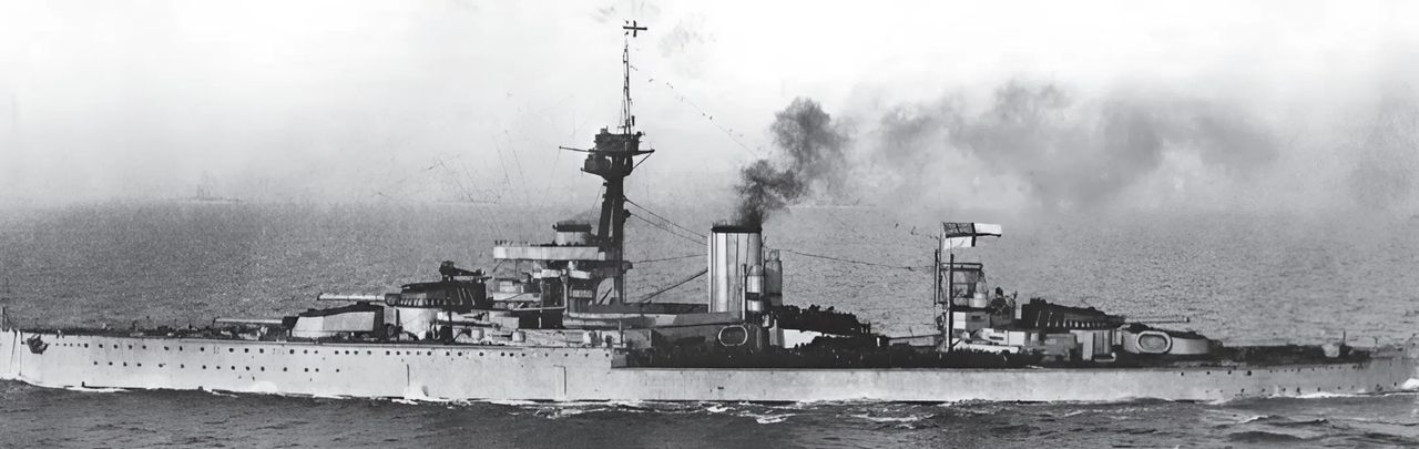 Thiết giáp hạm HMS Orion, chiếc dẫn đầu lớp tàu mang tên nó, được chụp khi đang thuộc Đại Hạm đội, lực lượng đã tiếp nhận sự đầu hàng của Hạm đội Biển khơi Đức vào ngày 21 tháng 11 năm 1918. Ở giai đoạn này, nó được trang bị một chiếc Sopwith Pup hai tầng cánh đặt trên sàn cất cánh gắn phía trên tháp pháo “B”.