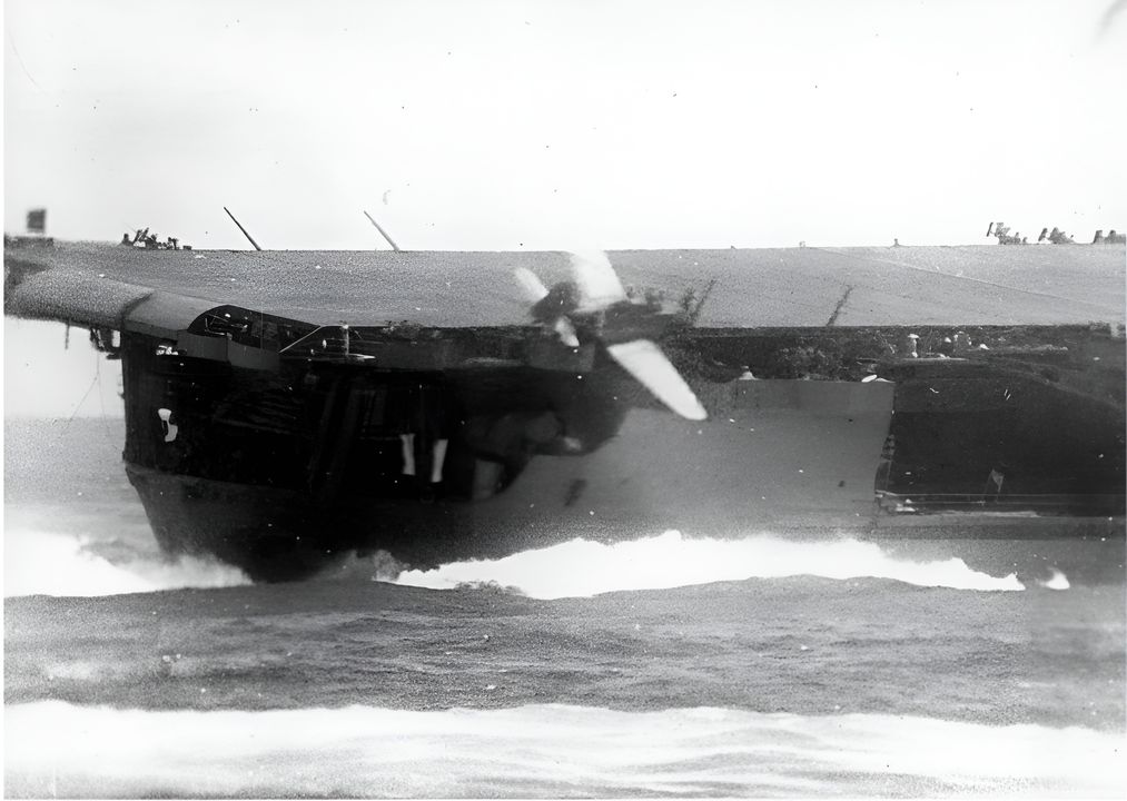 Một trong những chiếc Type 99 cuối cùng của Shokaku đã đặt quả bom của nó chỉ cách 10 feet phía sau mạn phải của Enterprise. Phát suýt trúng đã làm mở các tấm vỏ tàu, và chấn động từ vụ nổ để lại một chiếc Dauntless thăng bằng nguy hiểm trên khu vực pháo 20mm mạn phải. Các nhân viên boong tàu cố gắng đẩy máy bay xuống biển, việc này cuối cùng đã hoàn thành khi thuyền trưởng con tàu cho tàu rẽ gấp sang mạn trái. (NHHC)