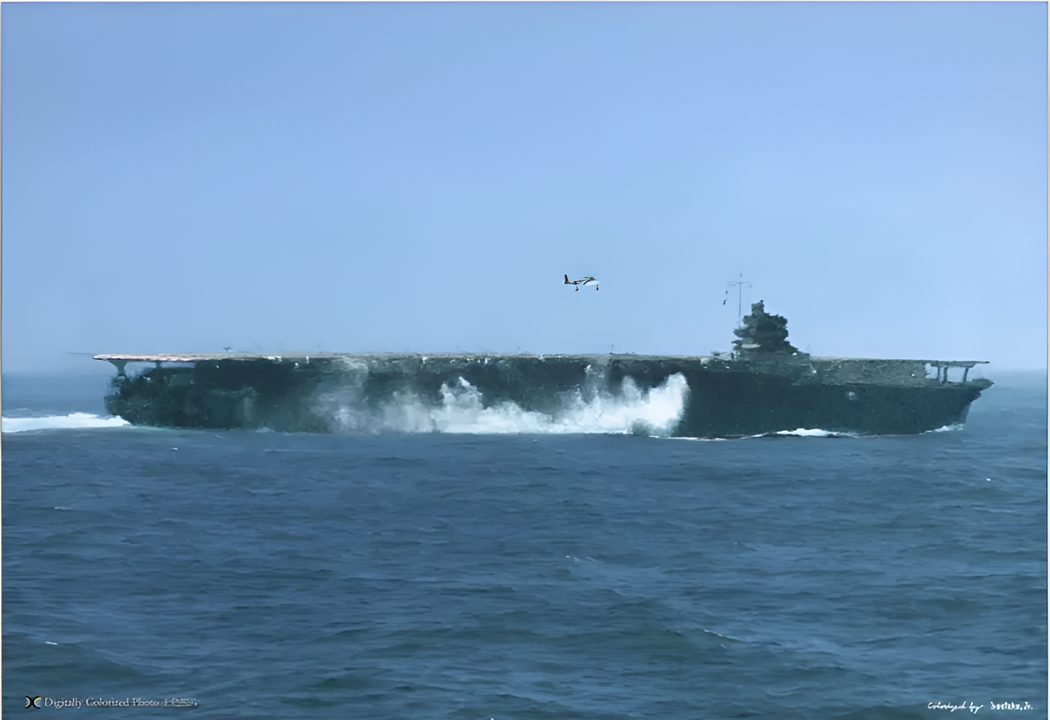 Tàu sân bay Zuikaku đang đi chuyển ở ngoài khơi Bungo vào tháng 10 năm 1941, với chiếc máy bay cường kích B5N2 "Kate" đang luyện tập cất và hạ cánh trên sàn bay của con tàu.  (Ảnh được tô màu bởi irootoko jr)