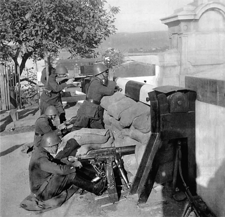 <i> Lính biên phòng Tiệp Khắc thuộc Tiểu đoàn 24, tại cầu Maria Valeria bắc qua sông Danube ở Parkano (nay là Stúrovo) tại miền nam Slovakia. Họ sẵn sàng đẩy lùi cuộc xâm lược của Hungary.</i>