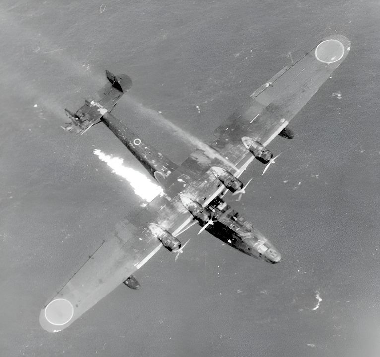 Ngày 7 tháng 5 năm 1944, Trung úy John Keeling cùng phi hành đoàn VB-109 đã bắn rơi một chiếc “Mavis” khi đang tuần tra gần quần đảo Caroline. Xạ thủ của Keeling nhanh chóng bắn trúng các thùng nhiên liệu dễ cháy của chiếc thuyền bay, khiến lửa lan ra làm hư hại cánh ngang và bánh lái phải. Việc chiếc máy bay không có chòi súng mũi, lưng và hai bên cho thấy đó là một H6K4-L vận tải không vũ trang. (80G-227384, RG80, NARA)