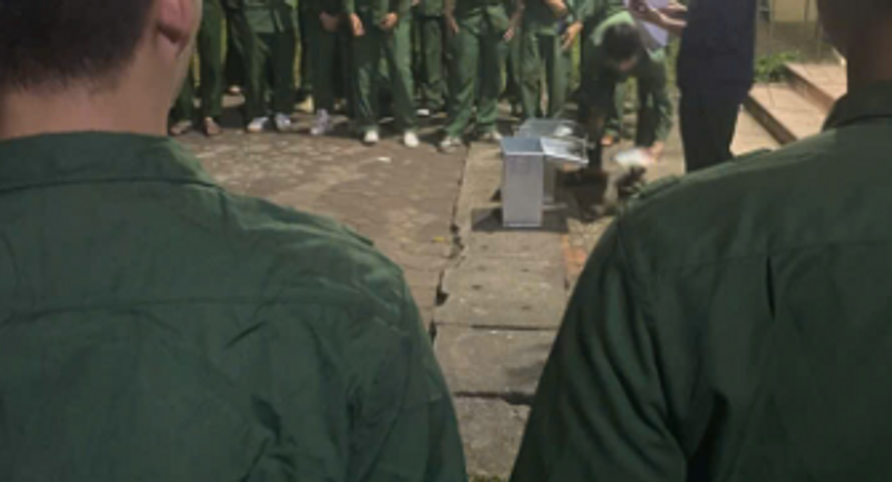 Chuẩn bị thu điện thoại.