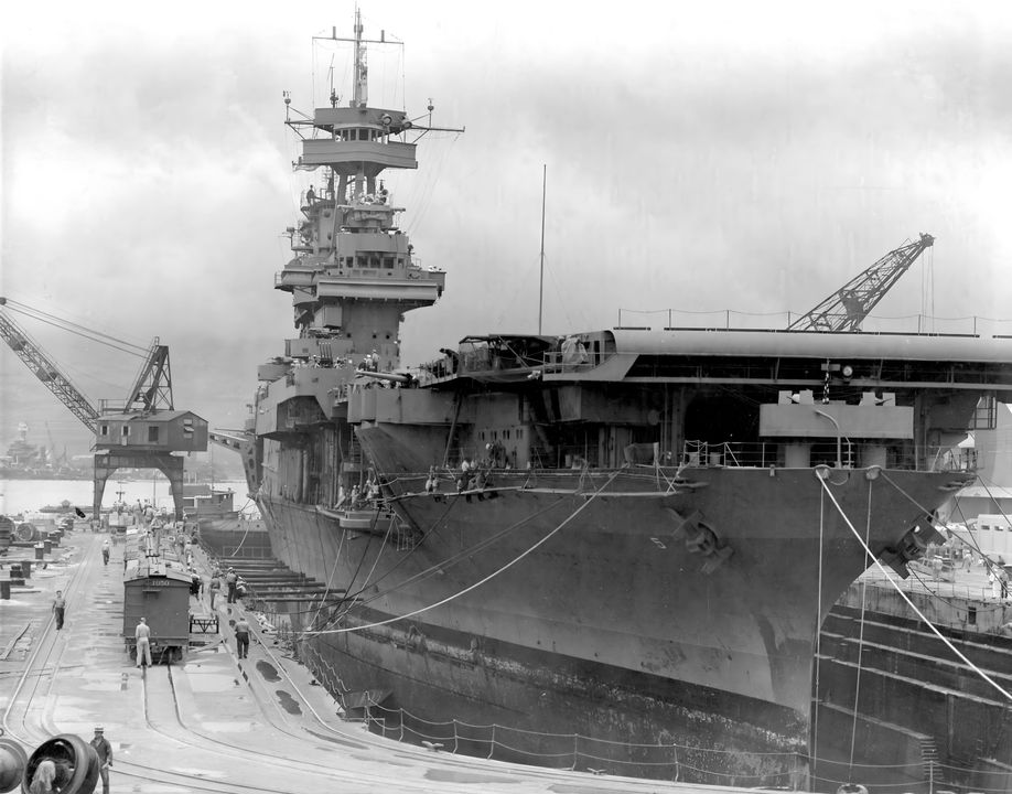 Ngay khi Yorktown cập bến tại Trân Châu Cảng sau trận Biển San Hô, con tàu được đưa gấp vào ụ khô để sửa chữa những hư hại trong đợt ném bom bổ nhào của Nhật. Những nỗ lực khẩn trương này cho phép con tàu sẵn sàng chiến đấu vào ngày 29 tháng 5, kịp rời khỏi Trân Châu Cảng ngày 30 tháng 5 để tham gia trận Midway. Điều này tương phản sâu sắc với sự tự tin thái quá của phía Nhật, khi họ không thực hiện bất kỳ nỗ lực phối hợp nào để đưa Zuikaku—thậm chí còn không bị hư hại— để tham gia trận Midway sắp tới. (NHHC)