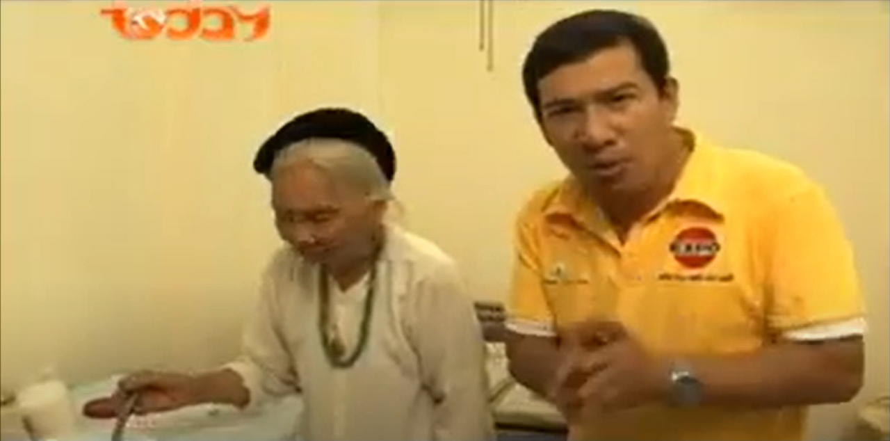 Nghệ sĩ Quang Thắng phỏng vấn bà cụ Cốm trên kênh youtube TodayTV.
