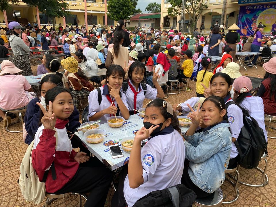 Niềm vui khi thấy các em ăn ngon