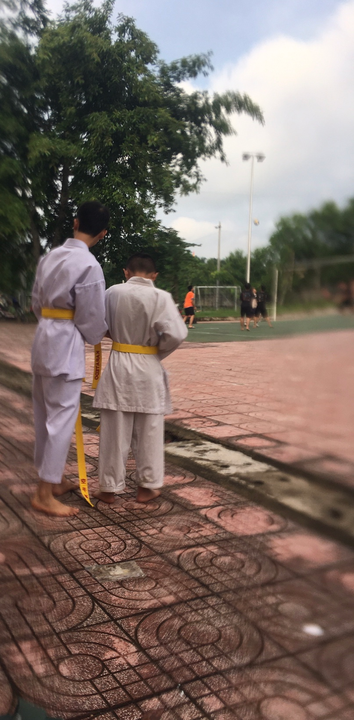 Tui và 1 thằng em cùng cấp đai hồi còn đai vàng:^