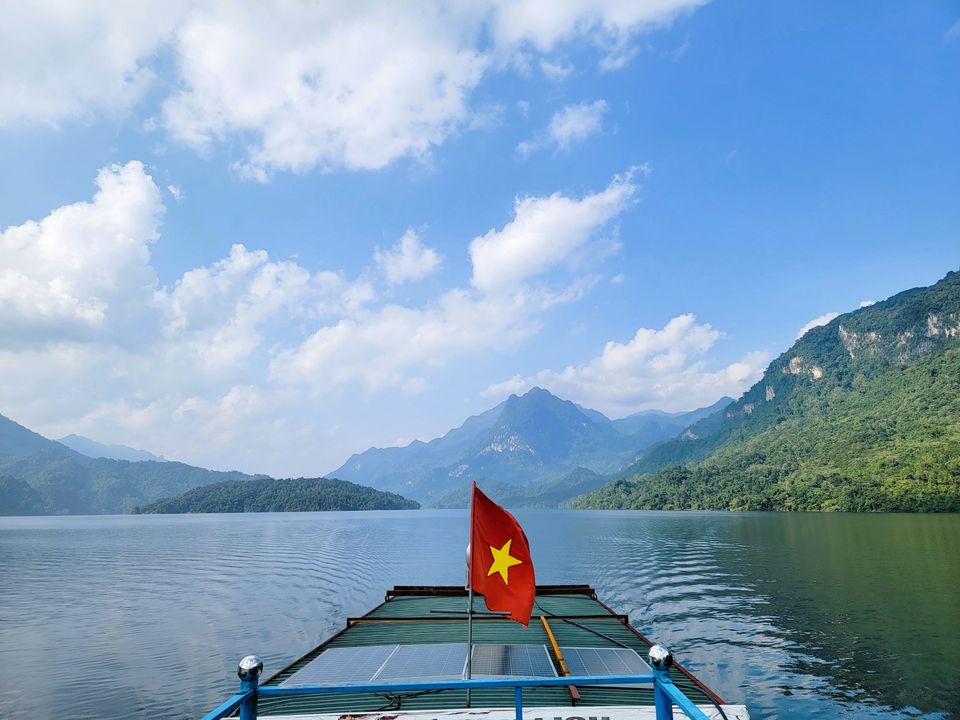 Giữa màu xanh của biển hồ đồi non, rực rỡ một màu Quốc kỳ đỏ thắm <3