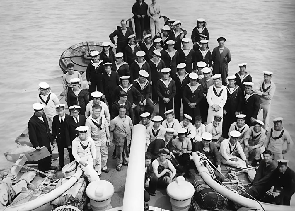 Một số thủy thủ thuộc biên chế tàu khu trục HMS Swift, chụp vào tháng 5 năm 1917, sau một trận đánh ngoài khơi Dover tháng trước đó. Swift từng thuộc Hạm đội Khu trục số 4 của Đại Hạm đội trong giai đoạn 1914–1915, sau đó được điều sang lực lượng tuần tra Dover. Điều kiện trên tàu khu trục chật chội hơn nhiều so với các tàu chiến lớn, khiến những đợt neo đậu dài ngày ở Scapa Flow rất khó chịu đựng, trừ khi thủy thủ đoàn tự tìm cách giải trí.