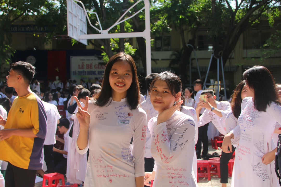 Đây là hình năm lớp 12, mình là đứa cao, say hi bên trái