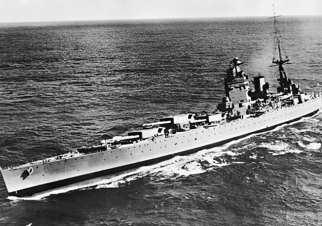 HMS Rodney, được chụp tại vùng biển quê nhà ngay trước khi chiến tranh nổ ra. Một nửa thân tàu được dành cho boong trước (fo’c’s’le) và các tháp pháo, nhằm giảm kích thước của đai giáp bảo vệ. Dù vậy, hình dáng thân tàu giúp nó trở thành một bệ pháo cực kỳ ổn định