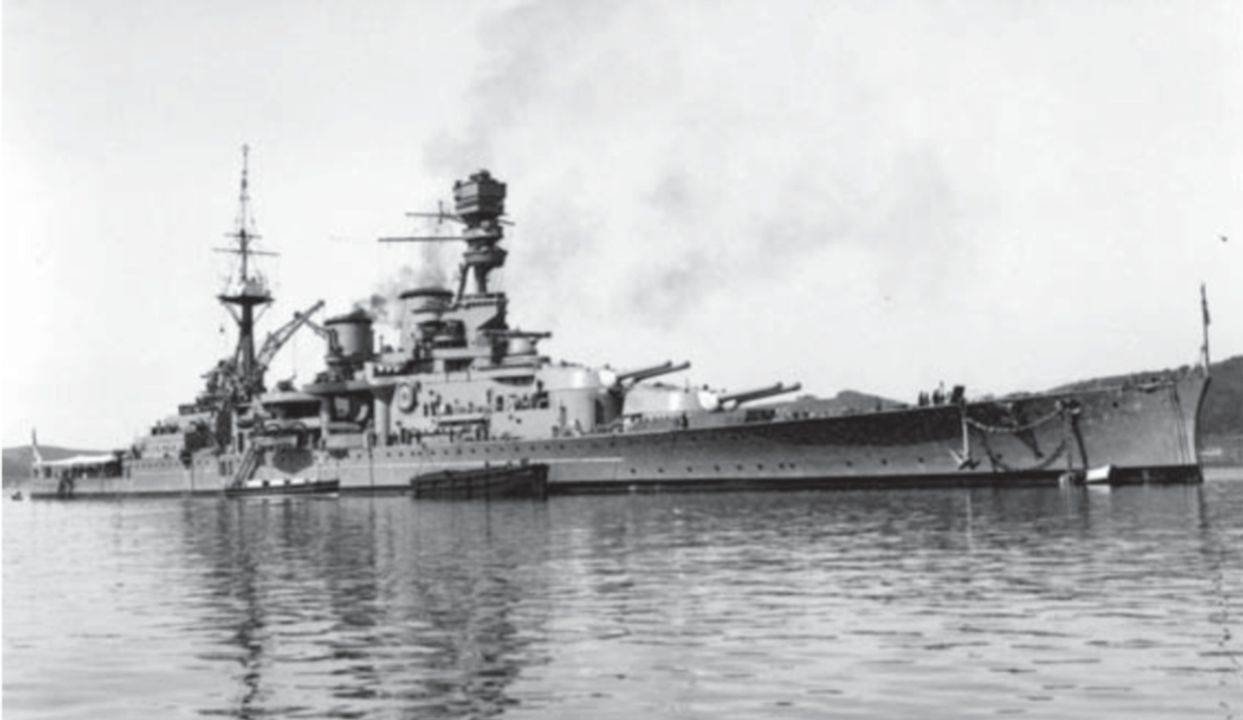 Repulse được đặt lườn vào năm 1915 và trên thực tế là một bước thụt lùi về mặt bảo vệ giáp. Tuy nhiên, tàu lại được trang bị hỏa lực mạnh với pháo 15 inch và có tốc độ tối đa gần 32 hải lý/giờ. Sau khi hoàn tất, Repulse được cải biến đáng kể như thấy trong hình, và sống sót đến Chiến tranh Thế giới thứ hai, trước khi bị đánh chìm vào năm 1941.( Cody Images)