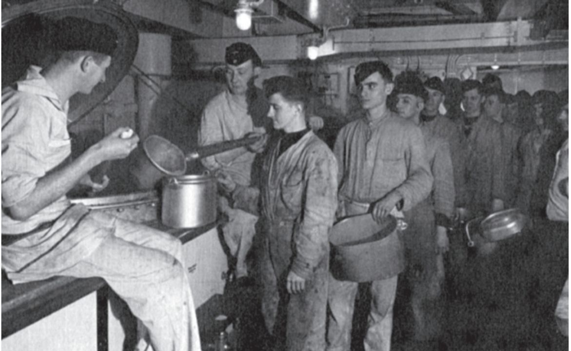 Giống như các tàu chiến của Anh, thuỷ thủ trên thiết giáp hạm Đức lấy khẩu phần ăn từ bếp chính (galley), sau đó mang về khu ăn uống của thuỷ thủ (messdeck) để dùng bữa. Cũng như cách làm của người Anh, đại diện của từng nhóm thuỷ thủ ở messdeck sẽ đến lấy đồ ăn cho cả nhóm của mình.