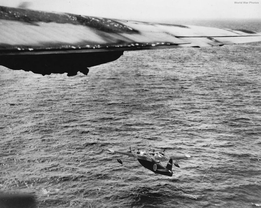  Một bức ảnh được chụp từ máy bay PB4Y của Trung úy Herbert Box và phi hành đoàn của ông đang đuổi theo sau chiếc "Emily" vào ngày 31 tháng 10 năm 1944. (Naval History and Heritage Command)