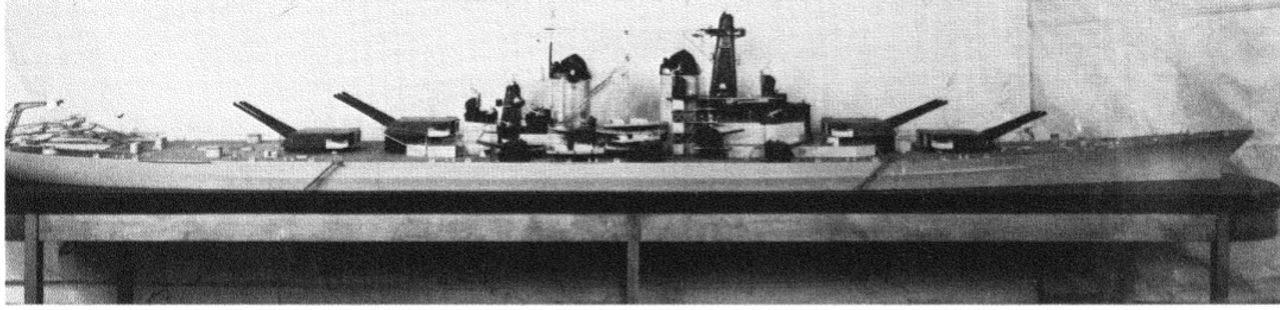 Mô hình chi tiết hơn này của một thiết giáp hạm lớp Montana được chụp tại Xưởng Hải quân New York vào ngày 26 tháng 11 năm 1941. Một số điểm khác biệt so với thiết giáp hạm lớp Iowa có thể thấy rõ: bổ sung một tháp pháo 406mm thứ tư ở phía sau, hạ thấp một boong vị trí của dàn pháo hạng hai để tăng độ ổn định, và khu vực chứa xuồng cứu sinh ở giữa tàu. Nếu các tàu này được đóng, nhiều khả năng khu vực dành cho xuồng cứu sinh sẽ được thay thế bằng thêm nhiều pháo phòng không. (Naval History and Heritage Command)