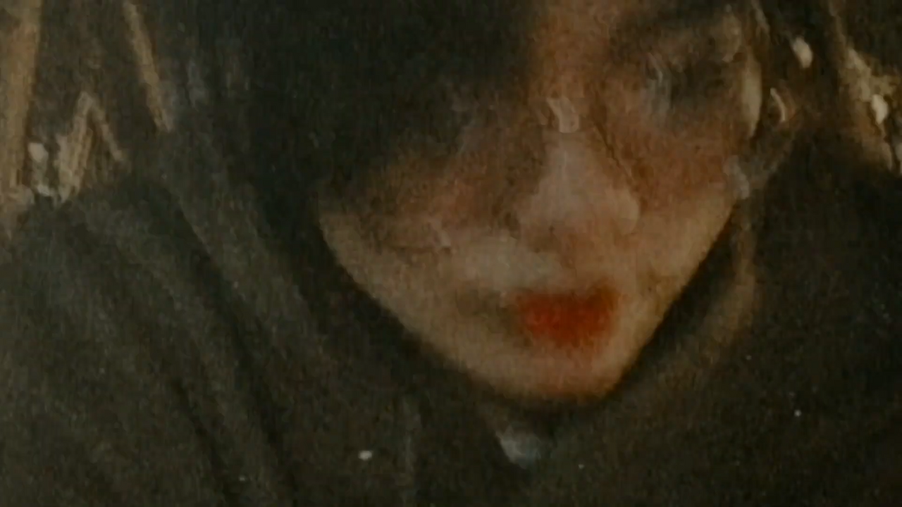 Bông hoa chẳng thuộc về tôi mà luôn muốn bên tôi.