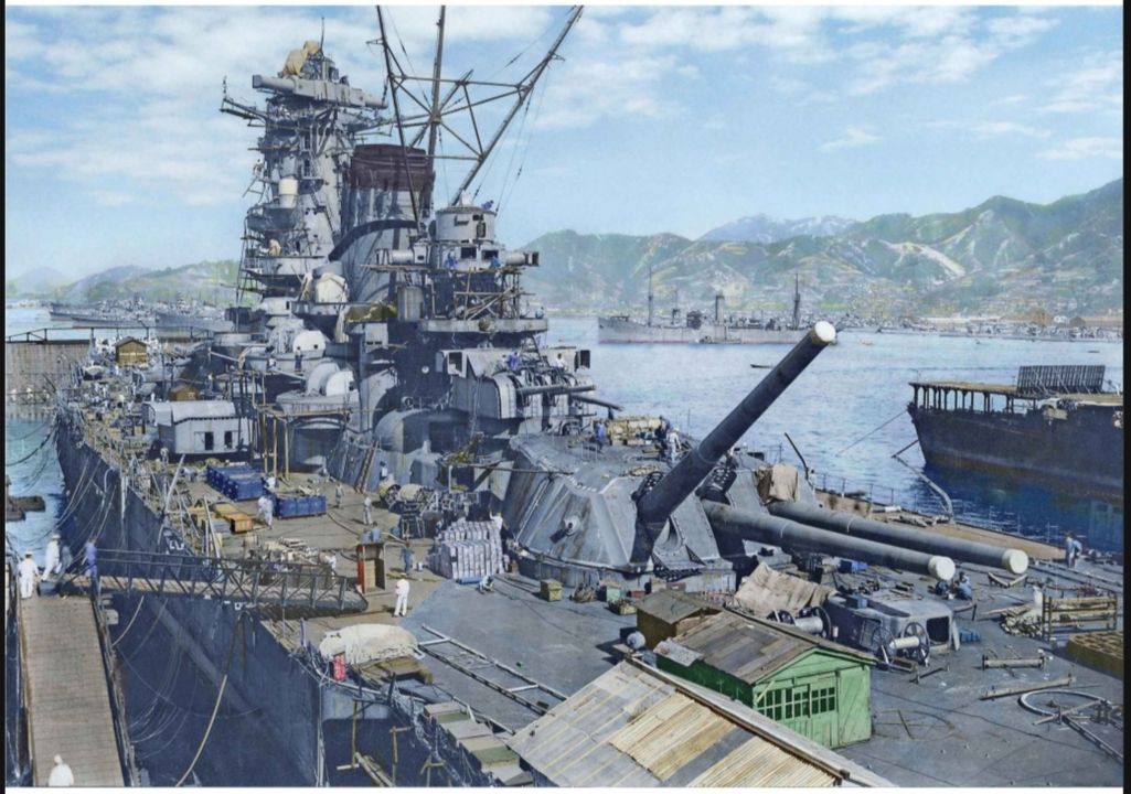 Yamato đang được đóng tại căn cứ hải quân Kure của Hải quân Đế quốc Nhật Bản (IJN) vào ngày 20 tháng 9 năm 1941. Tàu sân bay Hosho được neo đậu bên phải siêu thiết giáp hạm, trong khi tàu tiếp tế Mamiya có thể nhìn thấy ở khoảng cách giữa.