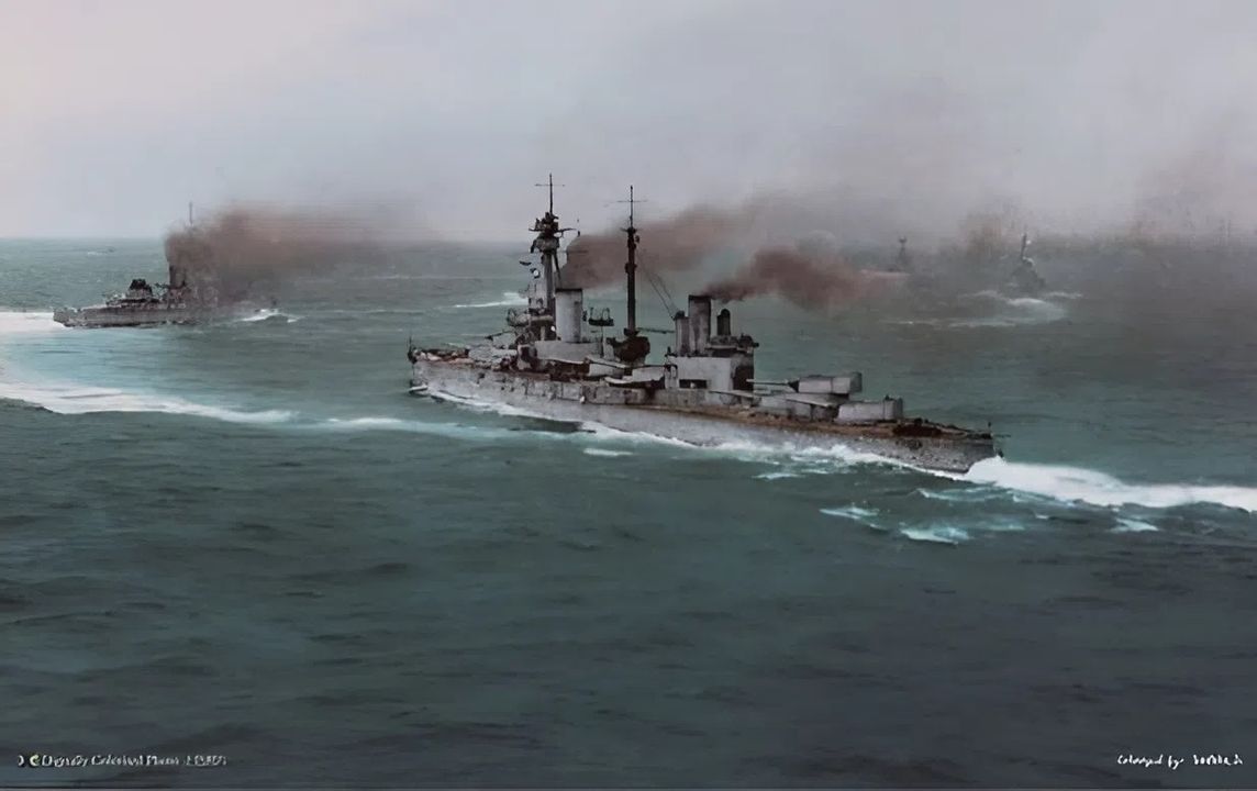 HMS Agincourt (ban đầu là Rio de Janeiro) đang chạy cùng với Đại Hạm đội vào năm 1918, với toàn bộ 14 khẩu pháo 12 inch của nó được xoay sang mạn trái. Nó đi theo sau HMS Erin (bên trái).