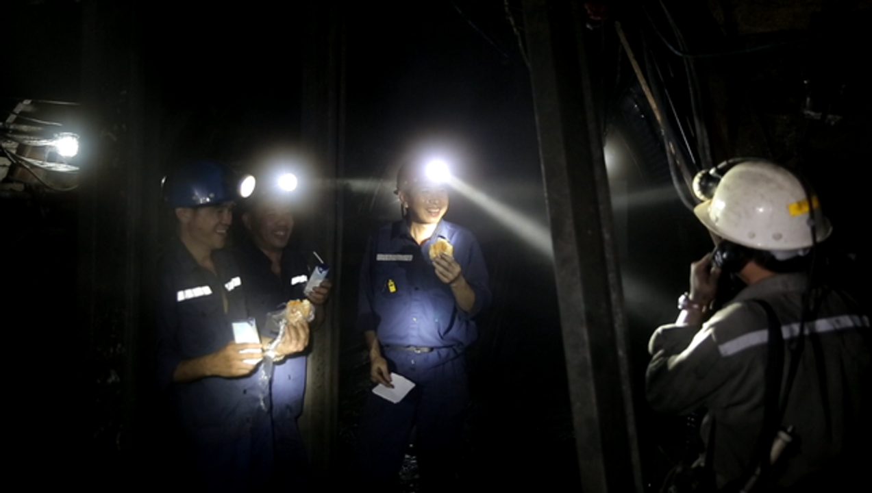 <i>Niềm vui của những người thợ mỏ trong bữa ăn với bánh mì, rồi tiếp tục công việc. Ảnh: VTV.</i>