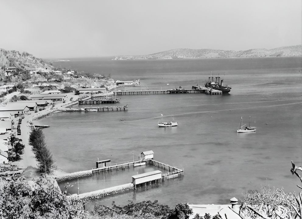 Ảnh chụp Port Moresby vào ngày 11 tháng 7 năm 1942. Trong thế chiến II, Port Moresby là một căn cứ quân sự quan trọng của phe Đồng Minh, nó cũng là mục tiêu tấn công của quân đội Nhật nhằm xâm chiếm toàn bộ New Guinea, cũng như cô lập nước Úc khỏi quân Đồng Minh.