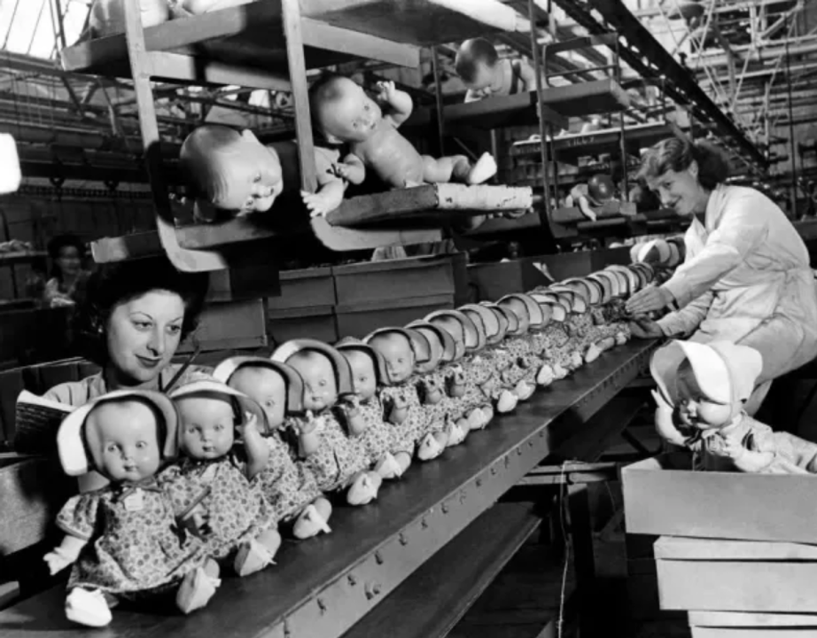 Dây chuyền sản xuất búp bê năm 1947 tại Anh, em nào cũng giống y khuôn nhau, chỉ có những người tạo ra chúng là được sống khác mà thôi.