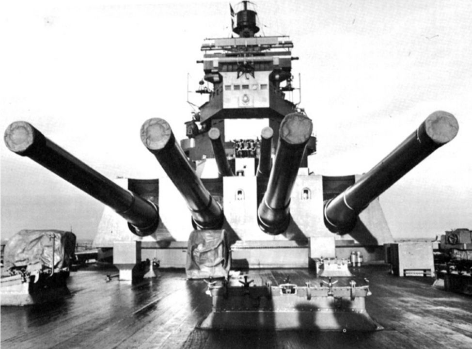 Các khẩu pháo 14 inch phía trước của thiết giáp hạm Duke of York thuộc lớp King George V, được chụp ảnh khi đang neo đậu ở Scapa Flow vào đầu năm 1943. Đây là những khẩu pháo đã dồn dập bắn vào thiết giáp hạm Đức Scharnhorst trong Trận chiến Mũi Bắc.