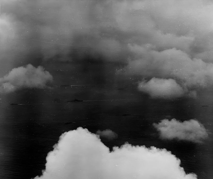 Thiết giáp hạm Yamato của Nhật Bản và các tàu hộ tống đang tiến về Okinawa vào ngày 7 tháng 4 năm 1945. Tàu tuần dương hạng nhẹ Yahagi và tàu khu trục Yukikaze đang di chuyển bên mạn phải của Yamato, còn các tàu khu trục Isokaze , Kasumi và Hatsushimo ở bên mạn trái. Tàu khu trục Asashimo được nhìn thấy đang đi chậm lại phía sau do gặp sự cố động cơ. Bức ảnh được chụp từ máy bay trên tàu sân bay USS Essex (CV-9). Bức ảnh này cho thấy loại thời tiết gây khó khăn cho cả máy bay tìm kiếm và tấn công. Hình ảnh này là một phần của album ảnh do Đại tá Carlos W. Wieber thu thập trong thời gian ông chỉ huy tàu sân bay USS Essex (CV-9) từ năm 1944 đến năm 1945.