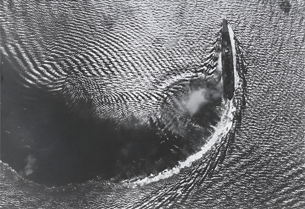 Trong trận Hải chiến biển Sibuyan, siêu thiết giáp hạm Musashi là mục tiêu của các đợt không kích Mỹ không ngừng nghỉ. Trong hơn năm giờ đồng hồ ngày 24 tháng 10, con tàu bị đánh trúng từ 11 đến 15 ngư lôi và tới 16 quả bom. Đến giai đoạn này của chiến tranh, Lực lượng Tàu sân bay Nhanh đã có thể tiêu diệt ngay cả những chiến hạm được bọc giáp nặng nhất, chủ yếu nhờ việc máy bay Avenger đã có ngư lôi hoạt động hoàn toàn tin cậy. Hình ảnh này cho thấy Musashi đang cơ động né tránh trong lúc bị tấn công. (NHHC)