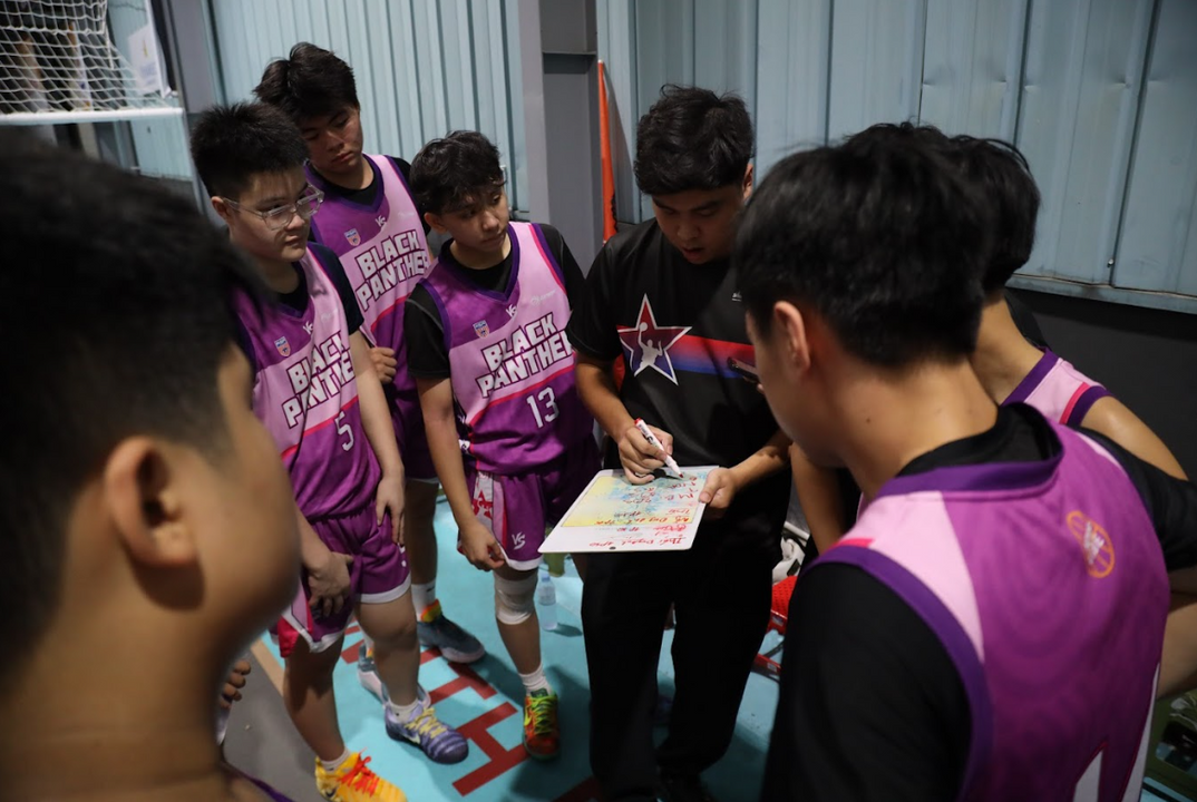 Huấn luyện viên Nguyễn Gia Khánh hội ý cùng các học trò của mình tại Q3