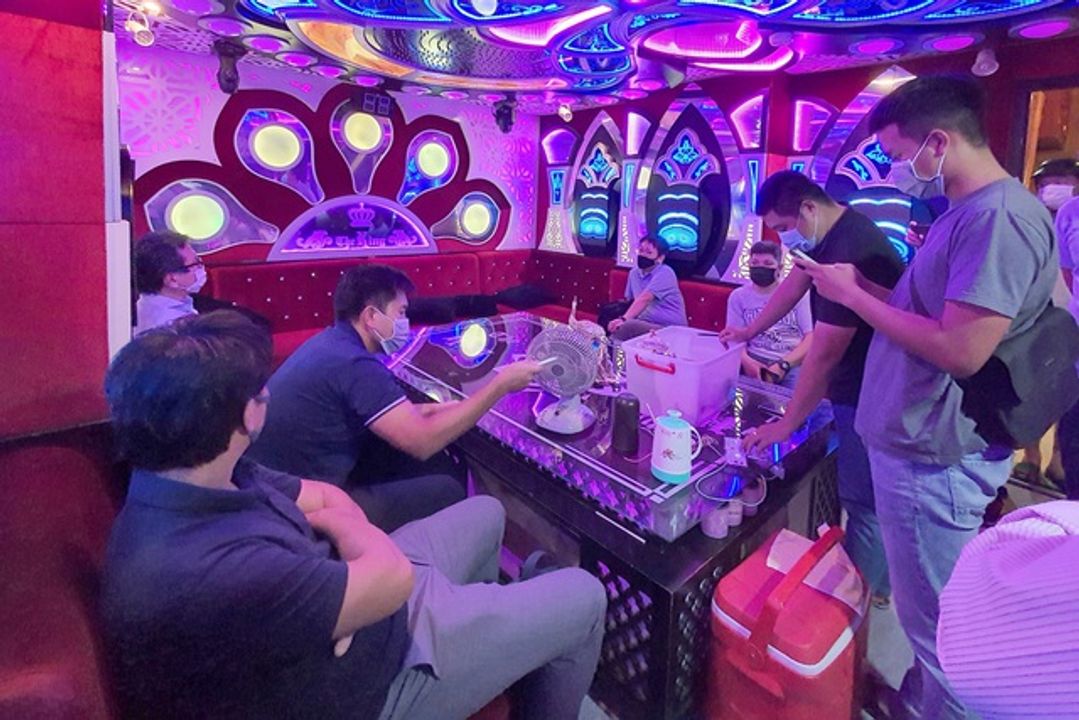 Nhiều dân nhậu đã quen thuộc với cảnh tăng 2 đi hát Karaoke, đây cũng là hiểm họa làm lây lan dịch Covid-19 (Ảnh minh họa)