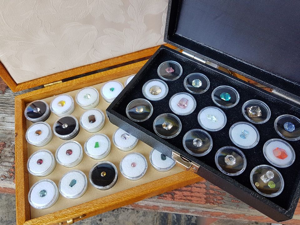 Một loạt các loại đá quý được sắp xếp gọn gàng. © Pebble Sprout