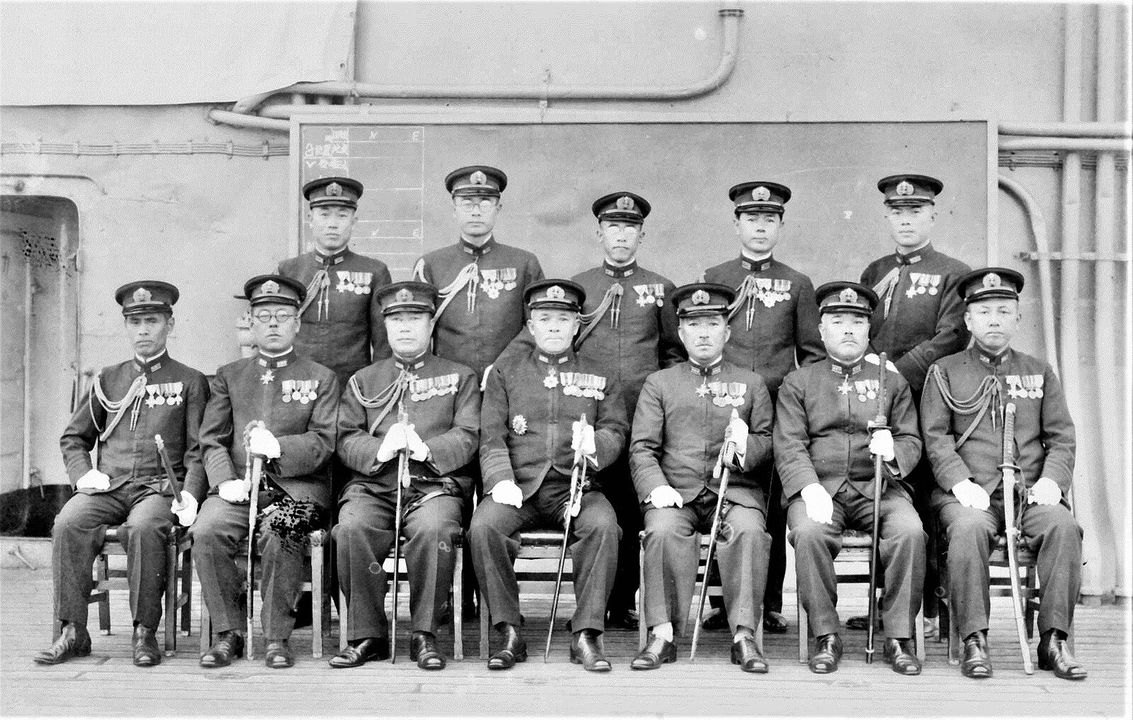  Nagumo Chuichi (hàng ghế đầu, ở giữa) cùng đội ngũ nhân viên của Hạm đội Không quân số Một. Bức ảnh được cho là chụp trên tàu Akagi, soái hạm của Nagumo. 