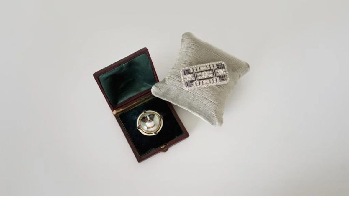 Trang sức cổ không có chữ ký từ cửa hàng Croghan's Jewel Box. (Croghan's Jewel Box)