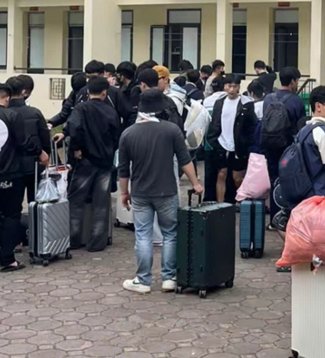 "Chú Lùn" này chính là tôi cùng với chiếc vali to tổ chảng vào ngày về - cho các bạn chứng kiến được 1m58 khi ở bên ngoài sẽ như thế nào.