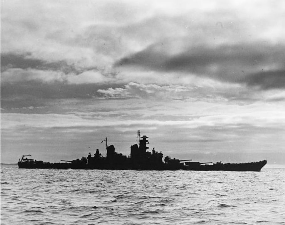 Bức ảnh này chụp vào ngày 26 tháng 10 năm 1943 cho thấy đường nét bóng dáng của tàu New Jersey. Hình dáng của tàu được chi phối bởi ba tháp pháo 16 inch/50 và mũi tàu dài, phần sau là một yếu tố thiết kế cần thiết để đáp ứng yêu cầu về tốc độ cao.