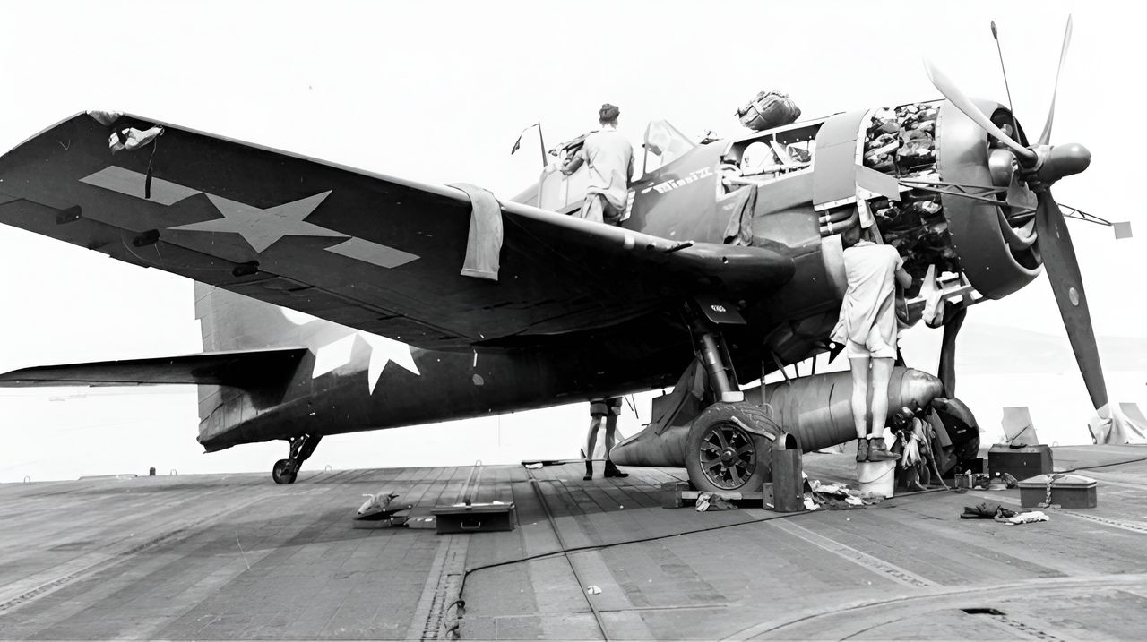 Tiêm kích Grumman F6F Hellcat vượt trội hơn hẳn A6M Zero của Nhật về hỏa lực, khả năng bảo vệ phi công, độ cơ động ở tốc độ cao, và hiệu suất ở độ cao lớn.Bức ảnh chụp một chiếc F6F-3 trên tàu Essex ngày 30 tháng 7 năm 1944, thuộc về chỉ huy David McCampbell, người đóng vai trò quan trọng trong trận Biển Philippine. (NHHC)