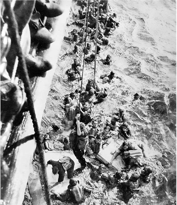 Những người sống sót từ Bismarck đang được thủy thủ đoàn của tàu tuần dương Anh Dorsetshire kéo lên khỏi mặt nước. Nhiều người trong số họ bị thương nặng và phủ đầy dầu, không thể tự mình leo lên nơi an toàn. Trong số hơn 2.200 thủy thủ của Bismarck, chỉ có 115 người sống sót.