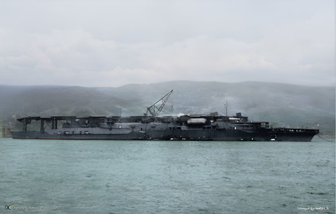 Akagi neo đậu ở Xưởng hải quân Kure vào tháng 6 năm 1929. Vào thời điểm, con tàu có tới 3 sàn bay dùng để cất và hạ cánh, tuy vậy sàn bay thứ hai chỉ hai - quá ngắn để đỗ máy bay nên được dùng để lắp hai tháp pháo 8 inch để phòng thủ mặt nước. Về sau khi mà các máy bay ngày càng lớn hơn và học thuyết của tàu sân bay ngày càng hoàn thiện thì ý tưởng về một con tàu nhiều sàn bay bị khai tử và Akagi sẽ phải trải qua đợt tái thiết lớn.(Ảnh được tô màu bởi irootoko jr)