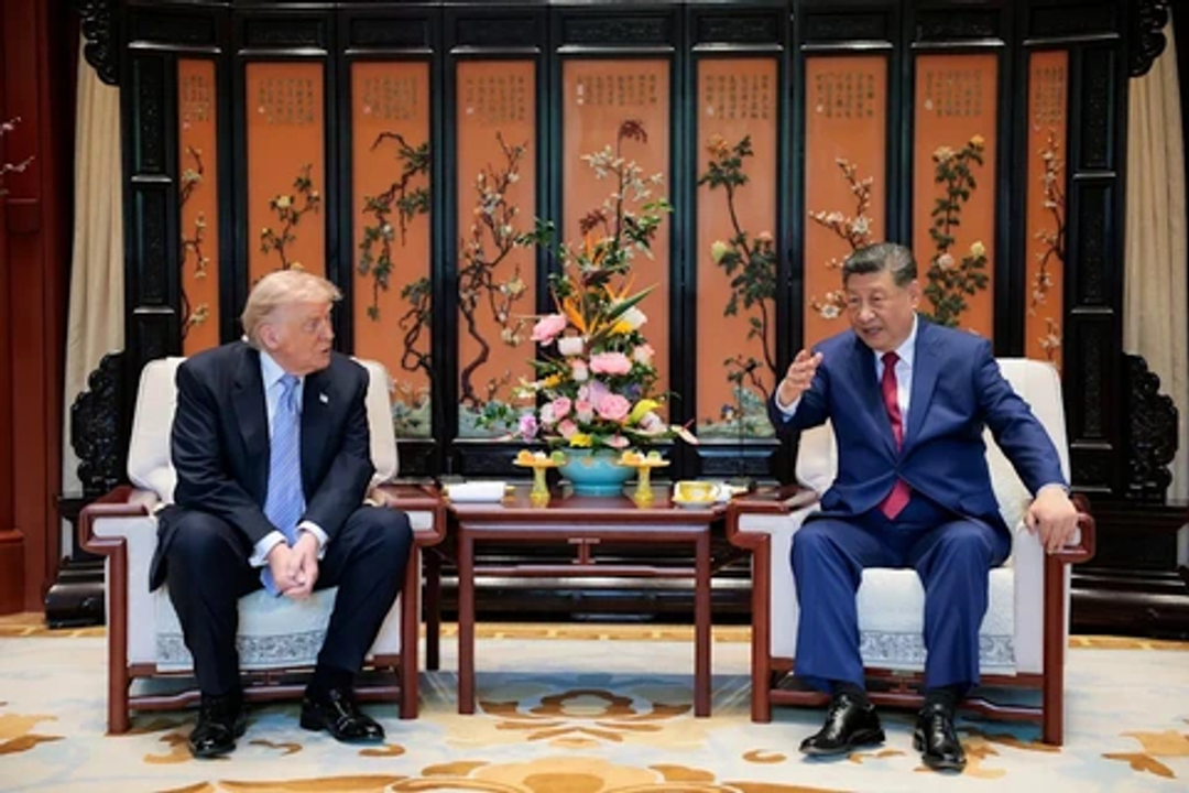 Tổng thống Mỹ Donald Trump bước vào ngày thứ hai của cuộc đàm phán cấp cao với Chủ tịch Trung Quốc Tập Cận Bình, tập trung vào các vấn đề kinh tế. Ông Tập tiếp đón ông tại khu phức hợp lãnh đạo của Đảng Cộng sản Trung Quốc - Ảnh: REUTERS